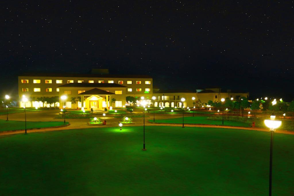 Grand Serenaa Hotel & Resorts, Auroville Buitenkant foto